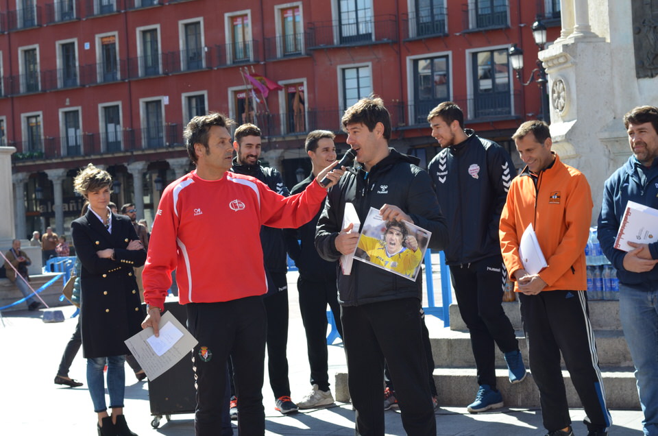 Jugadores del Recoletas Atlético Valladolid se unen al Día Internacional de la Educación Física en la calle | Galería 1 / 8