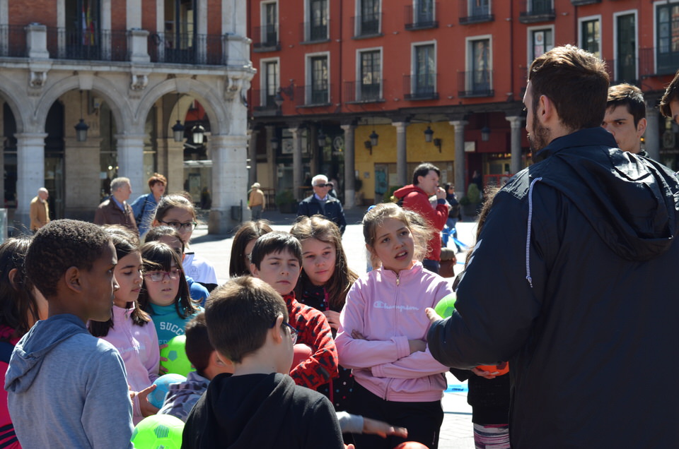 Jugadores del Recoletas Atlético Valladolid se unen al Día Internacional de la Educación Física en la calle | Galería 4 / 8