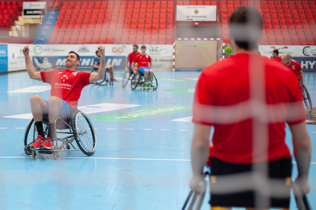 La plantilla cierra los entrenamientos con una sesión de balonmano en silla de ruedas junto a Inclusport Castilla y León | Galería 6 / 23