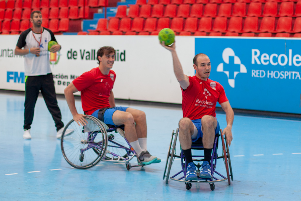 La plantilla cierra los entrenamientos con una sesión de balonmano en silla de ruedas junto a Inclusport Castilla y León | Galería 11 / 23