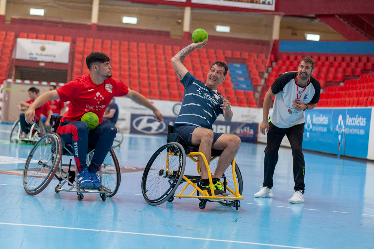 La plantilla cierra los entrenamientos con una sesión de balonmano en silla de ruedas junto a Inclusport Castilla y León | Galería 20 / 23