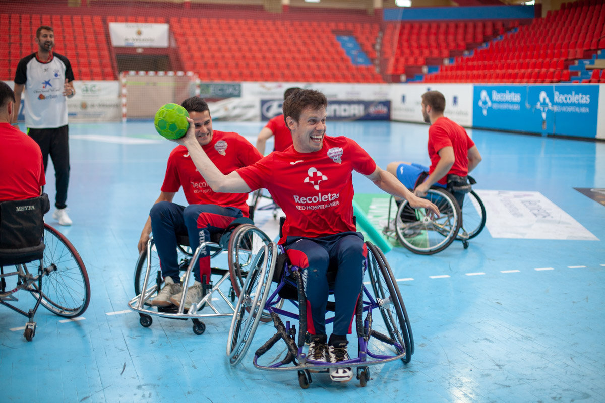 La plantilla cierra los entrenamientos con una sesión de balonmano en silla de ruedas junto a Inclusport Castilla y León | Galería 18 / 23