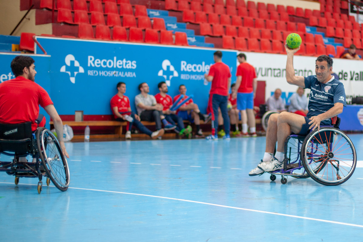 La plantilla cierra los entrenamientos con una sesión de balonmano en silla de ruedas junto a Inclusport Castilla y León | Galería 23 / 23