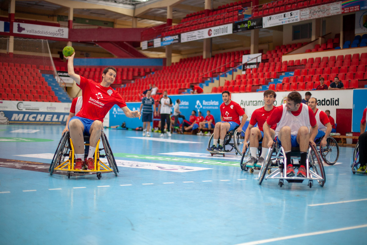 La plantilla cierra los entrenamientos con una sesión de balonmano en silla de ruedas junto a Inclusport Castilla y León | Galería 21 / 23
