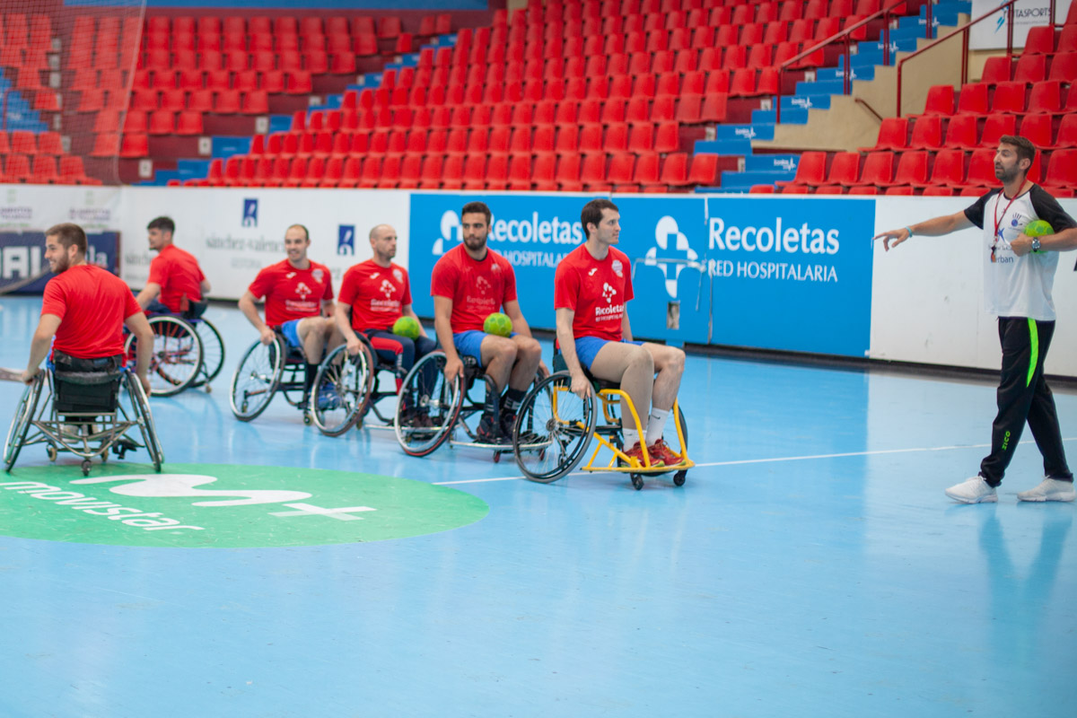 La plantilla cierra los entrenamientos con una sesión de balonmano en silla de ruedas junto a Inclusport Castilla y León | Galería 9 / 23