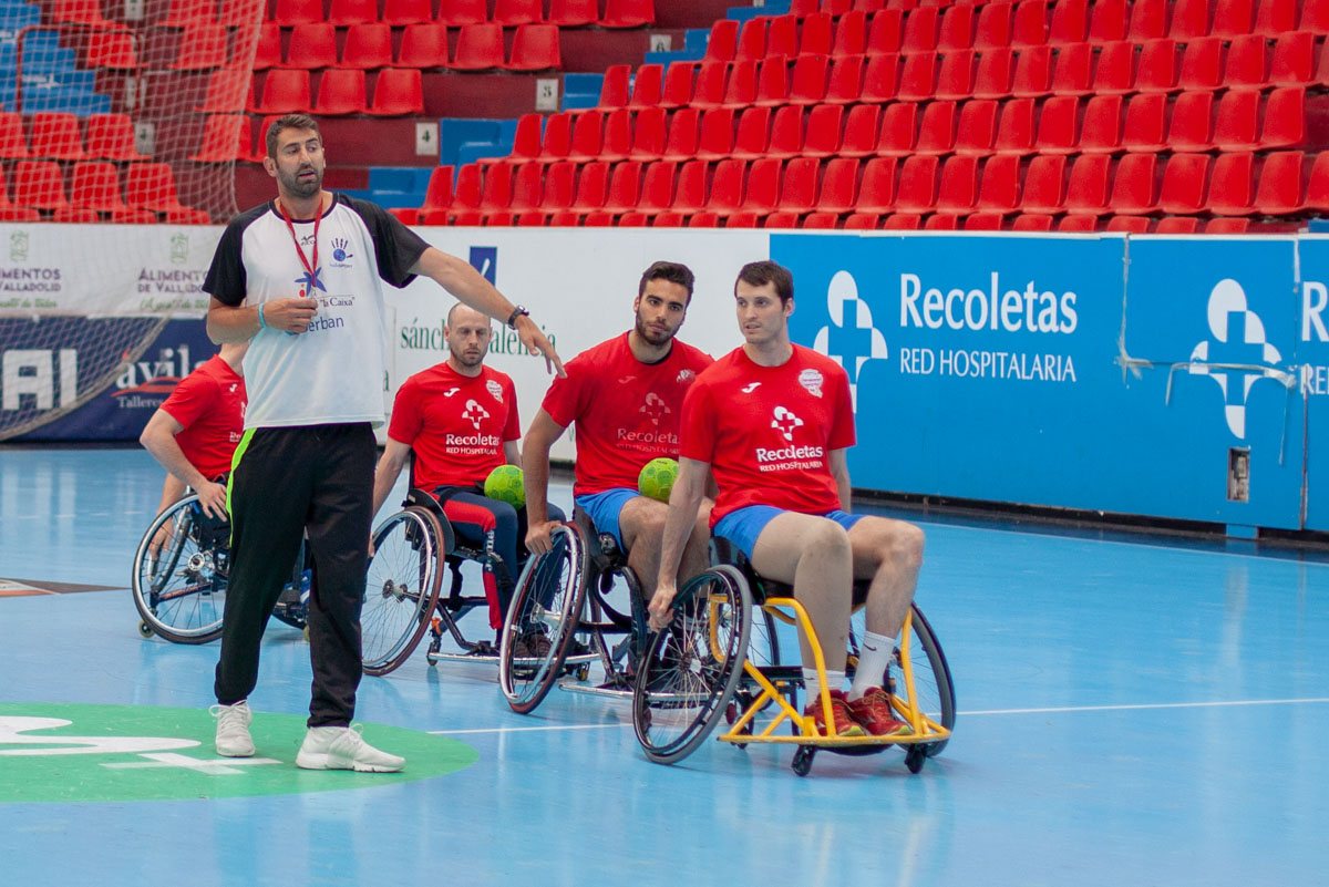La plantilla cierra los entrenamientos con una sesión de balonmano en silla de ruedas junto a Inclusport Castilla y León | Galería 8 / 23
