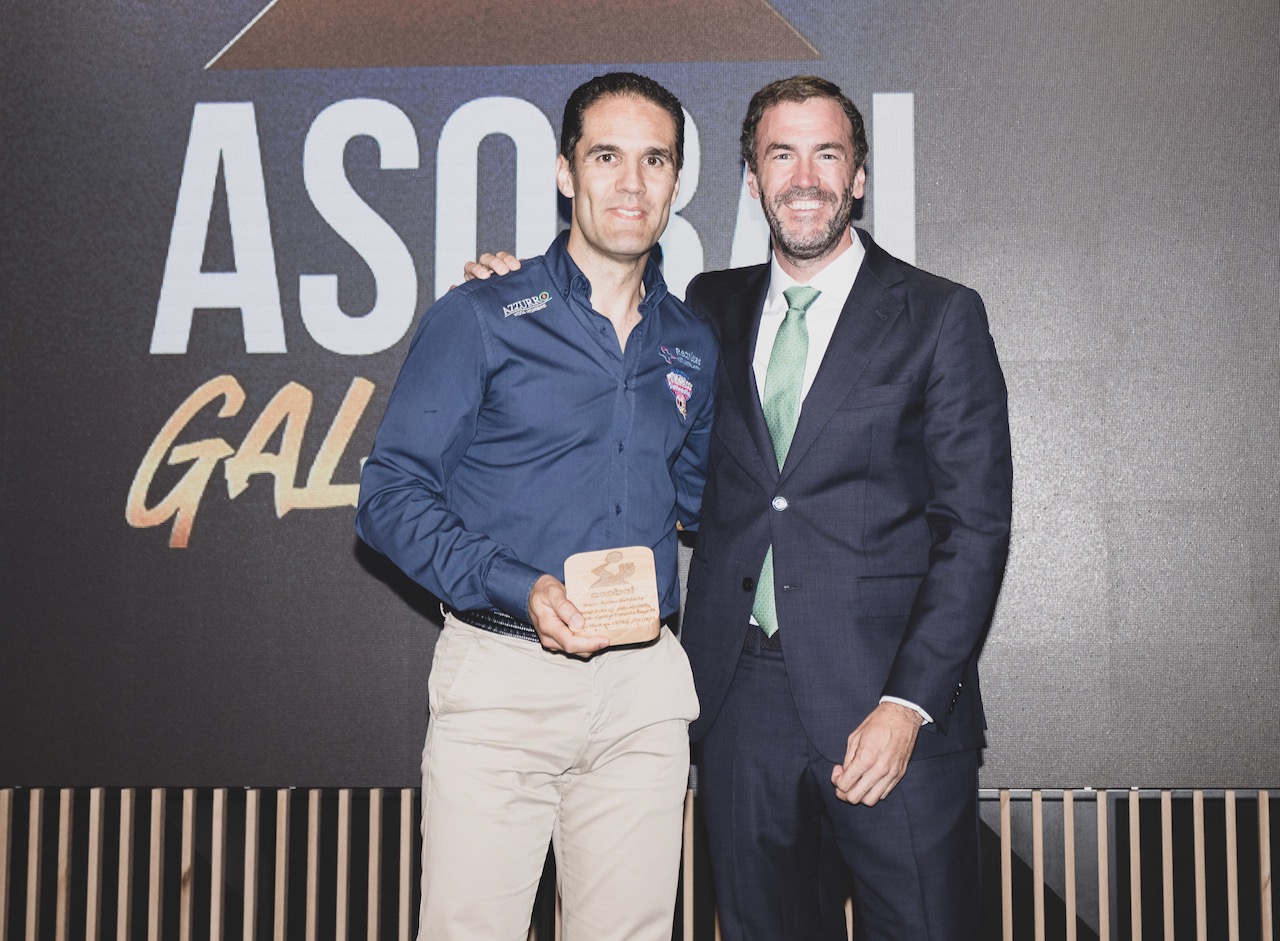 El Recoletas recibe el reconocimiento a la Mejor Acción Solidaria en la Gala ASOBAL
