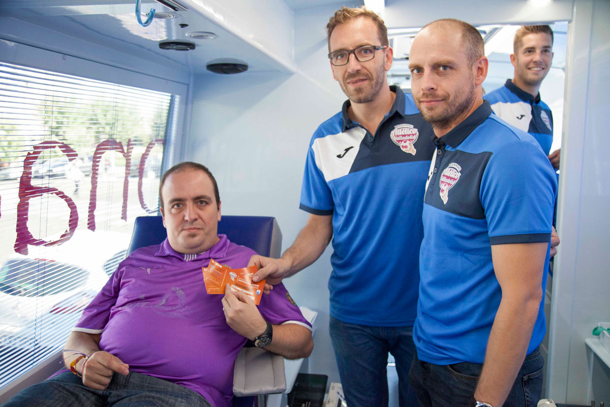 Los aficionados del Recoletas Atlético Valladolid muestran su solidaridad donando sangre