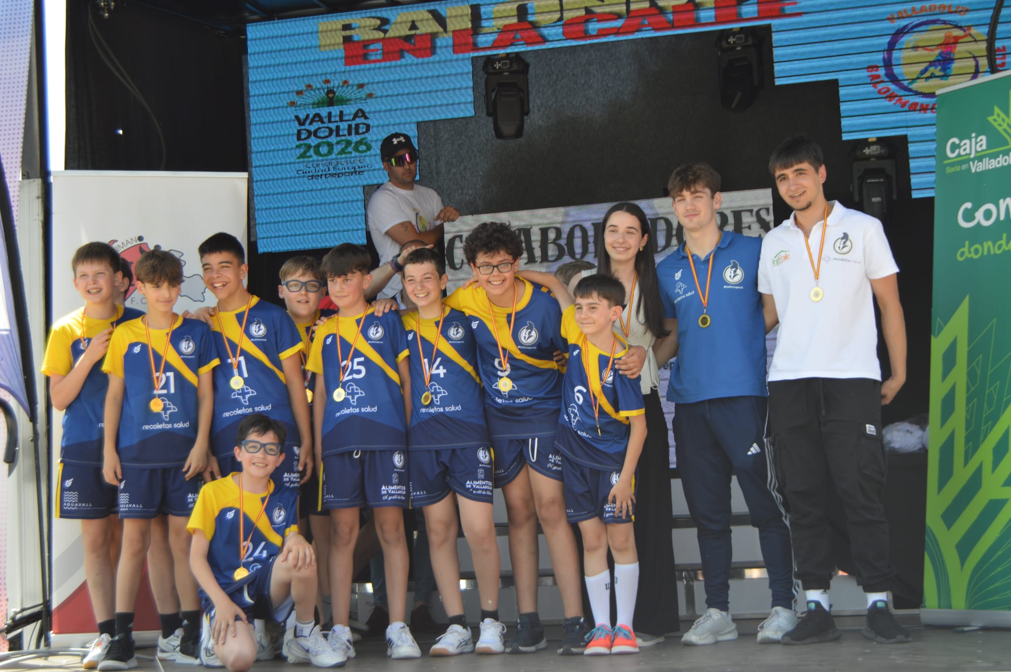 Colofón a la temporada escolar de la cantera del Recoletas en el Día del Balonmano en la Calle