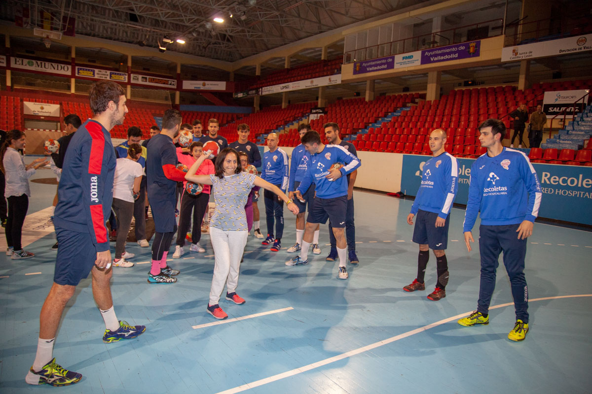 El Recoletas Atlético Valladolid recibe la visita de los chicos del Centro de Integración Juvenil (CIJ) | Galería 6 / 9