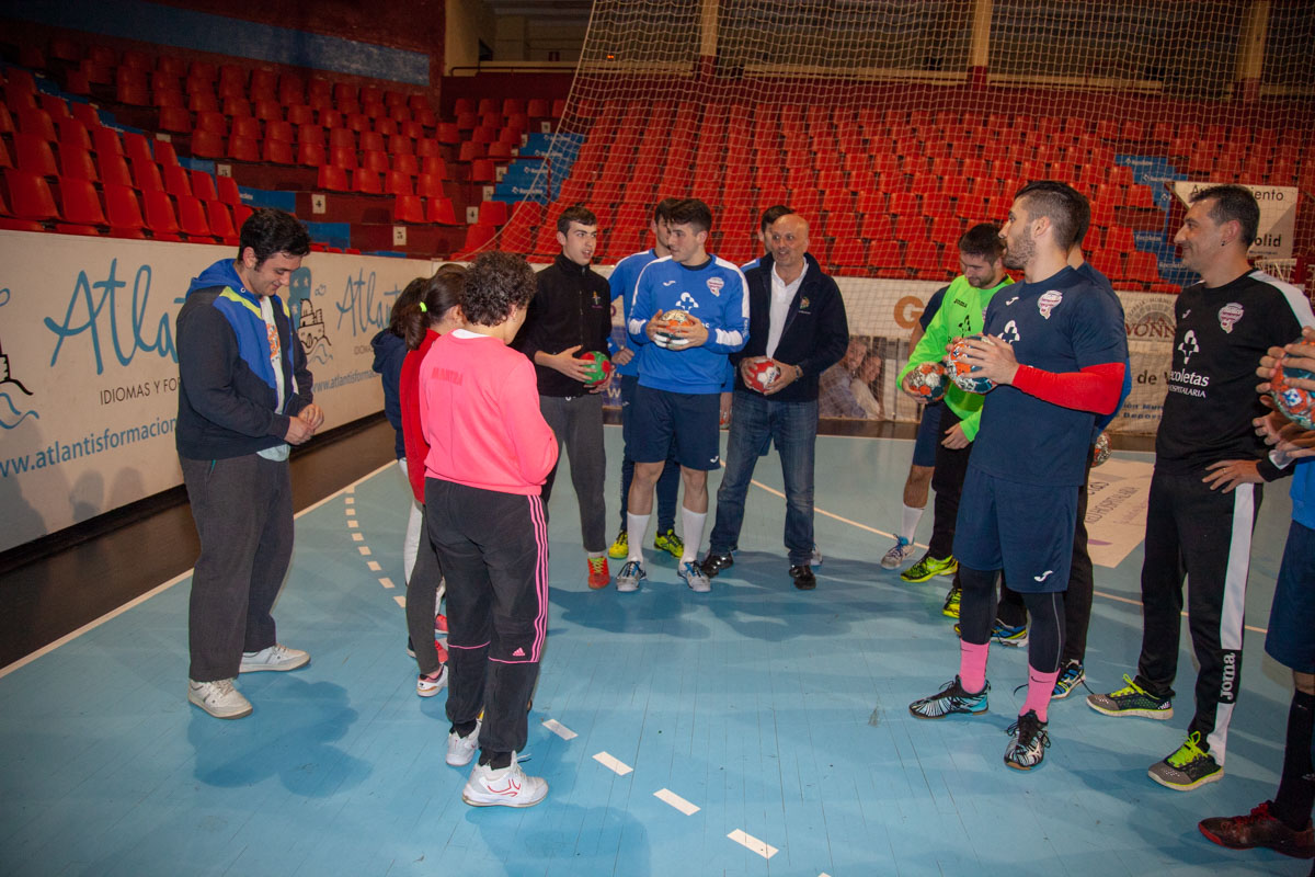 El Recoletas Atlético Valladolid recibe la visita de los chicos del Centro de Integración Juvenil (CIJ) | Galería 4 / 9