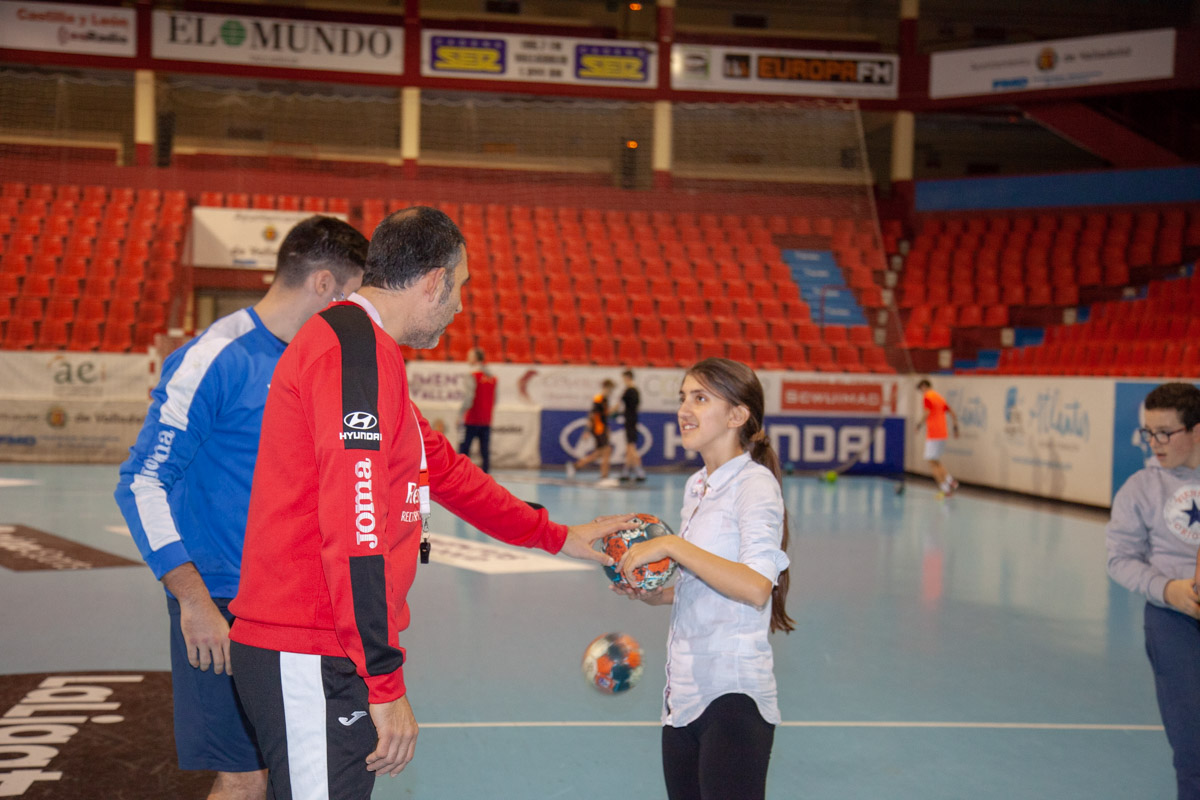 El Recoletas Atlético Valladolid recibe la visita de los chicos del Centro de Integración Juvenil (CIJ) | Galería 1 / 9