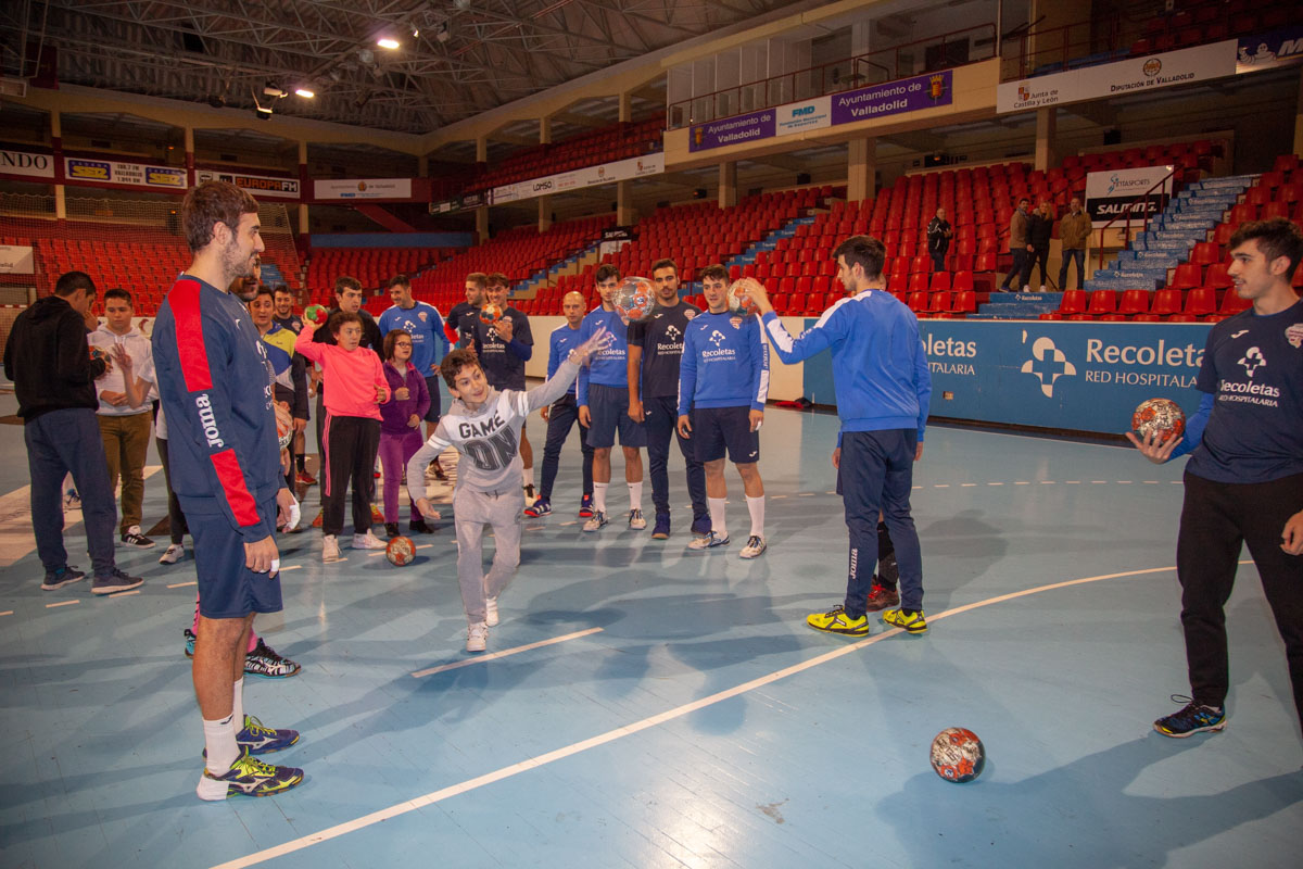 El Recoletas Atlético Valladolid recibe la visita de los chicos del Centro de Integración Juvenil (CIJ) | Galería 7 / 9