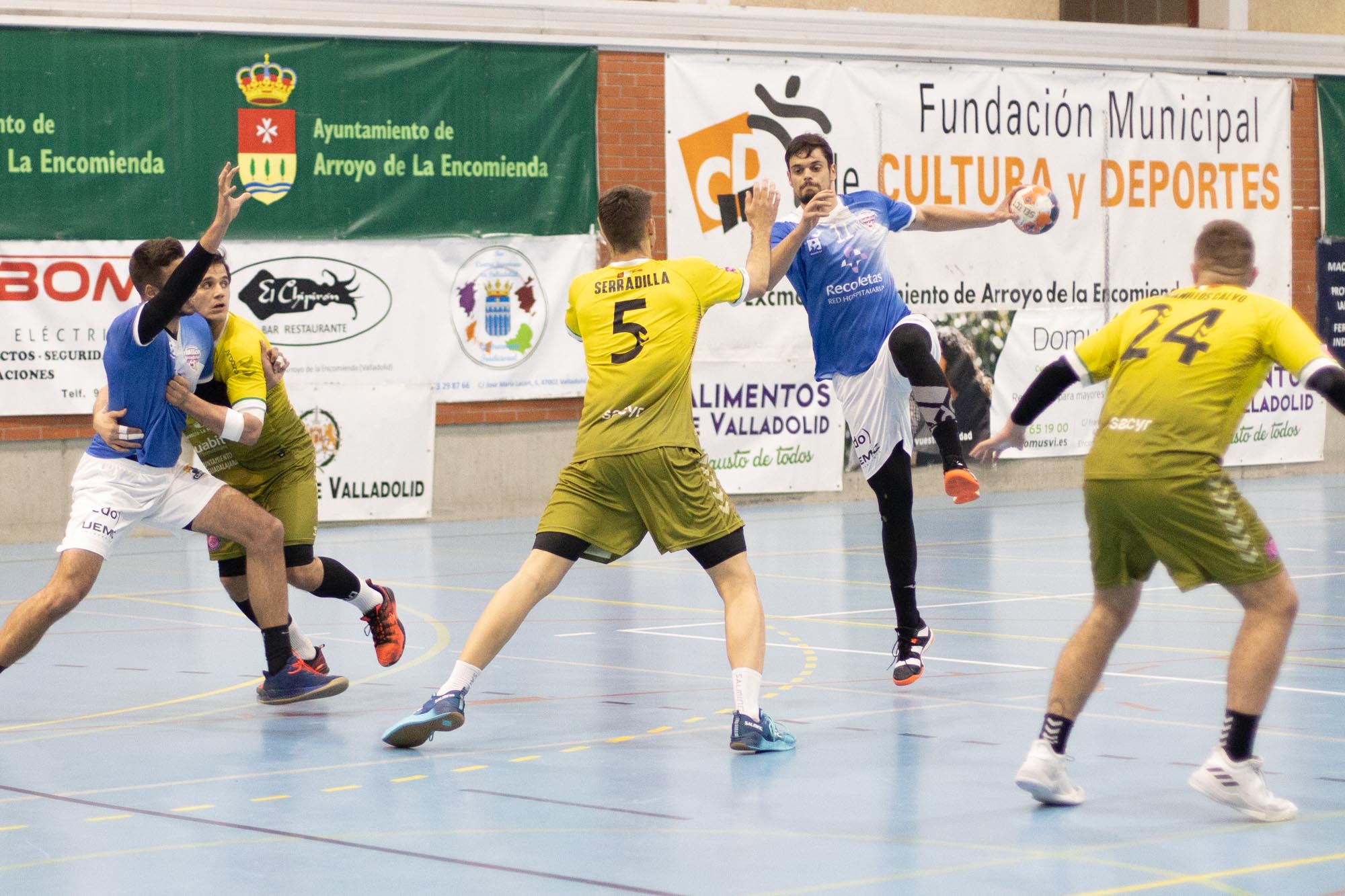 Torneo Diputación Alimentos de Valladolid. El Recoletas se lleva el título en un partido de alto ritmo ante el Quabit Guadalajara (37-30) | Galería 2 / 27
