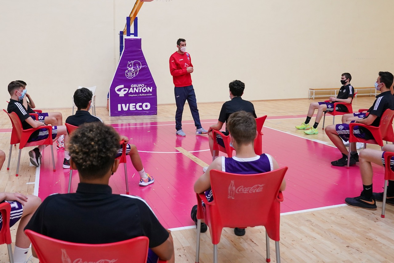 Óscar Perales, comparte su valiosa experiencia inclusiva con la cantera del Real Valladolid Baloncesto | Galería 1 / 1