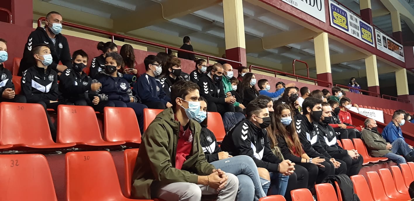 El Recoletas Atlético Valladolid no falla ante Unicaja Banco Sinfín (32-30) | Galería 7 / 10