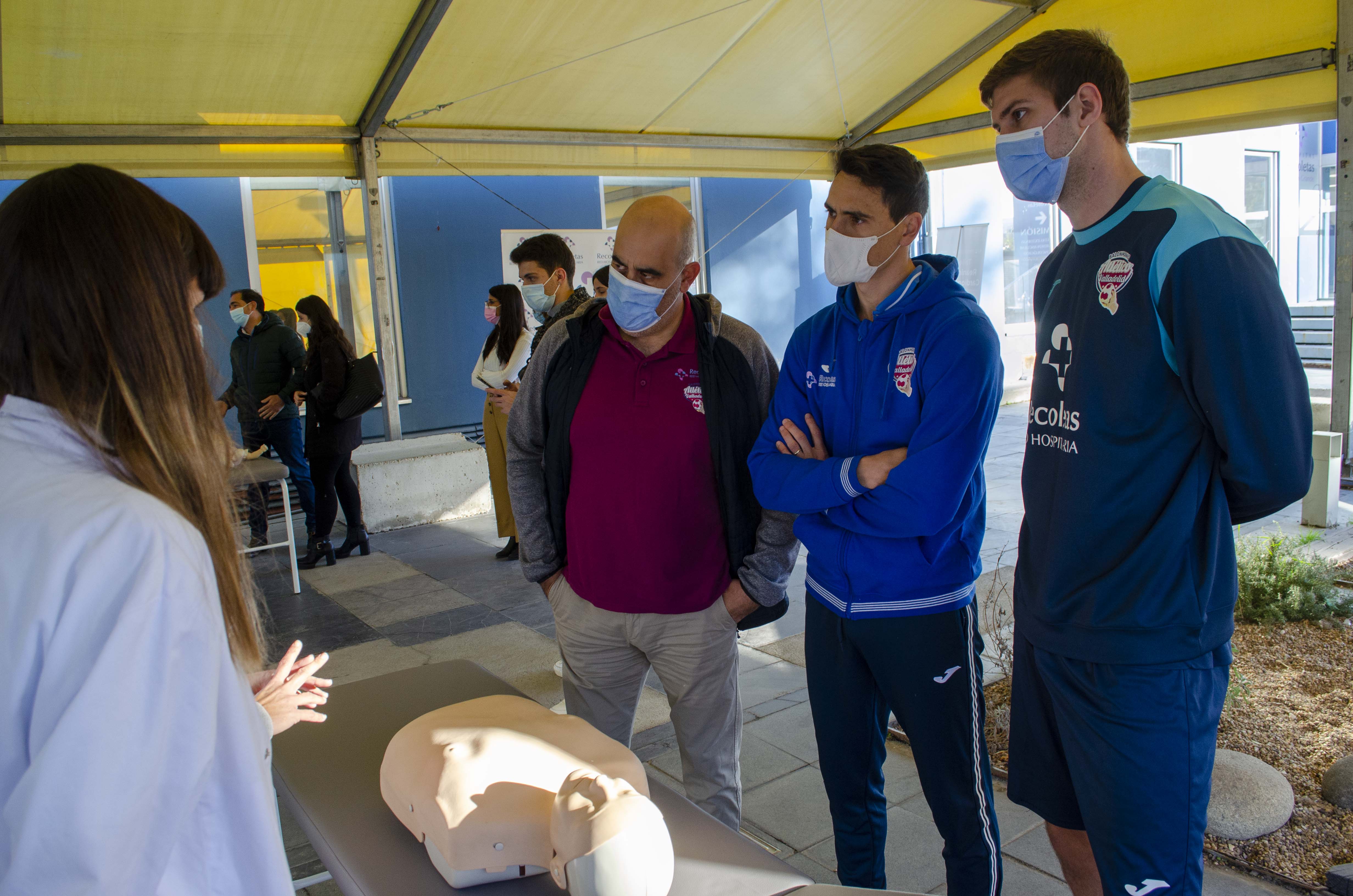 Fischer y Lamariano recibieron formación en RCP en el Hospital Recoletas Campo Grande  | Galería 2 / 4