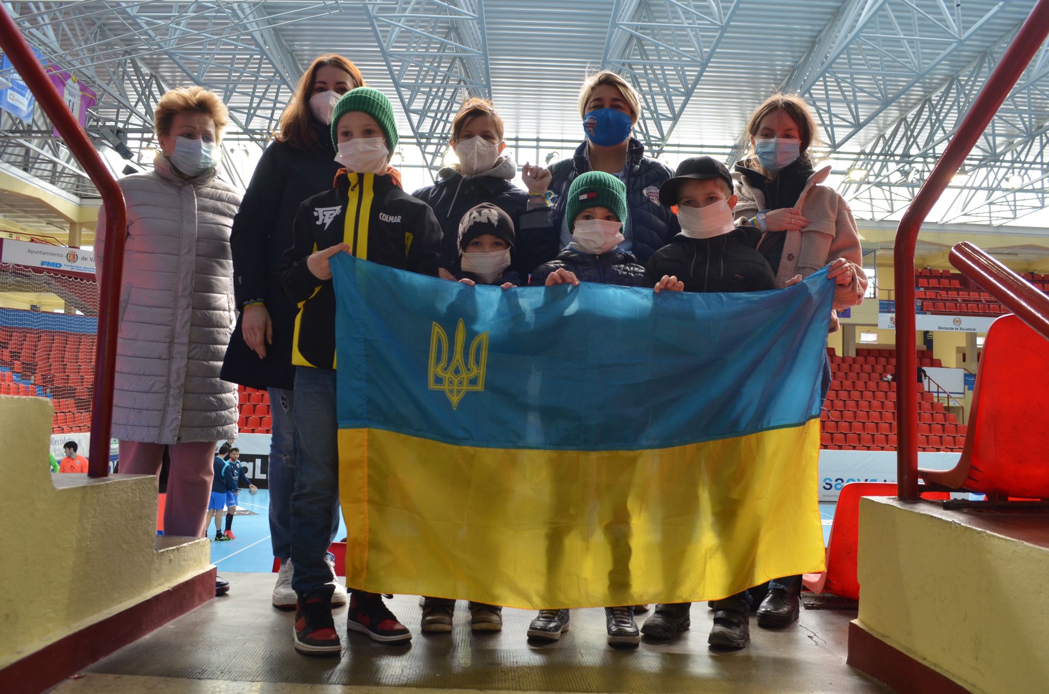 La venta de pulseras solidarias recauda 1.730 euros para ayudar  a Ucrania  | Galería 2 / 2