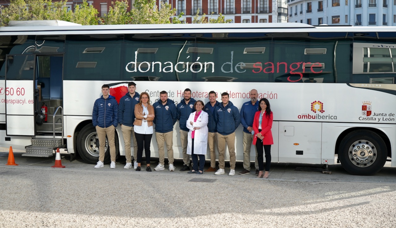 Los jugadores del Recoletas Atlético Valladolid animan a hacerse donante de sangre | Galería 3 / 8