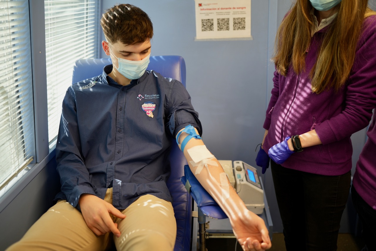 Los jugadores del Recoletas Atlético Valladolid animan a hacerse donante de sangre | Galería 6 / 8