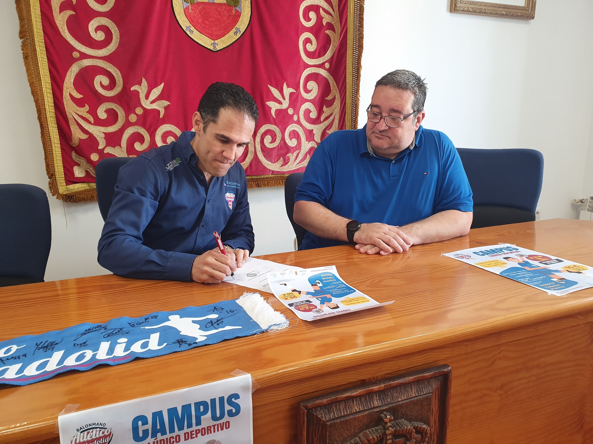 Firma del convenio de colaboración entre el Ayuntamiento de Cigales y el Recoletas Atlético Valladolid y presentación del Campus Lúdico Deportivo del club  | Galería 2 / 4