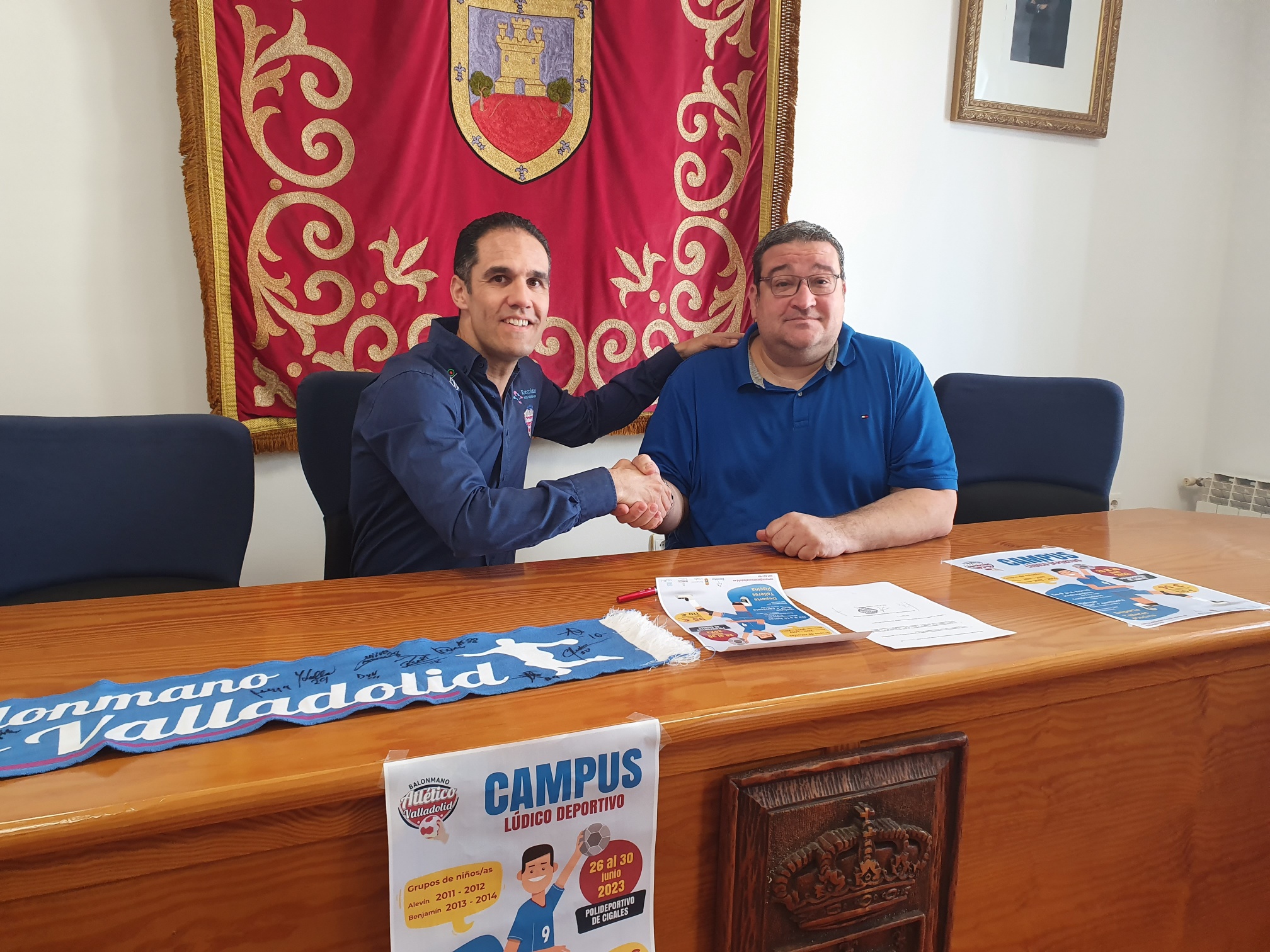 Firma del convenio de colaboración entre el Ayuntamiento de Cigales y el Recoletas Atlético Valladolid y presentación del Campus Lúdico Deportivo del club  | Galería 3 / 4