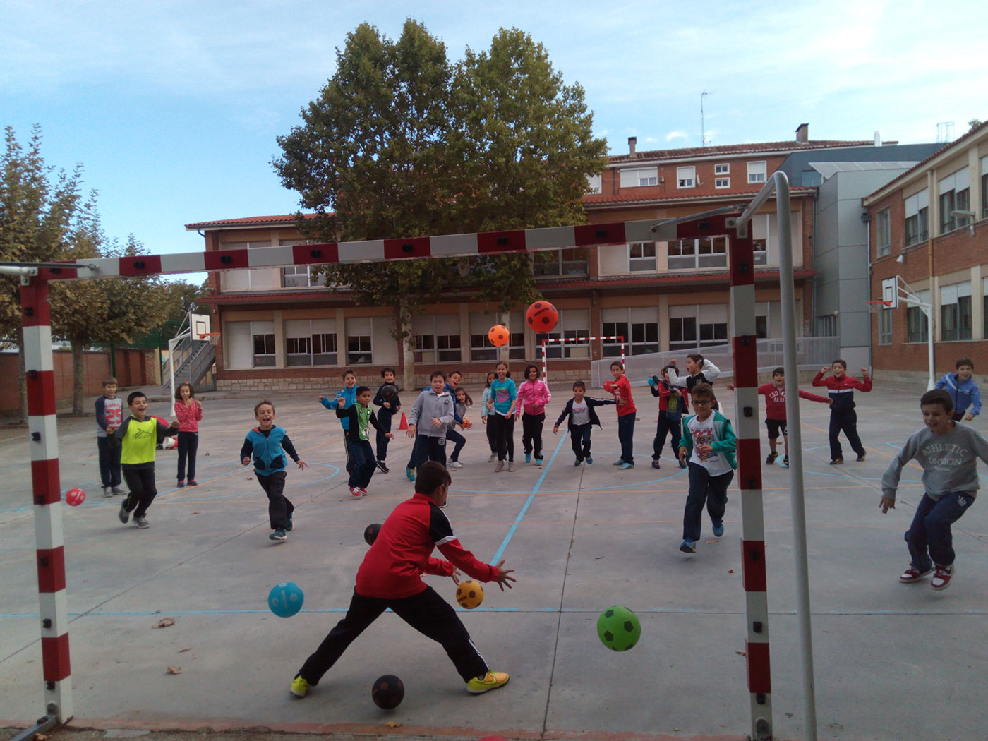 El programa ‘A jugar balonmano!’ impulsado por el Atlético Valladolid Recoletas continúa creciendo este curso con la participación de más de 200 niños | Galería 1 / 5