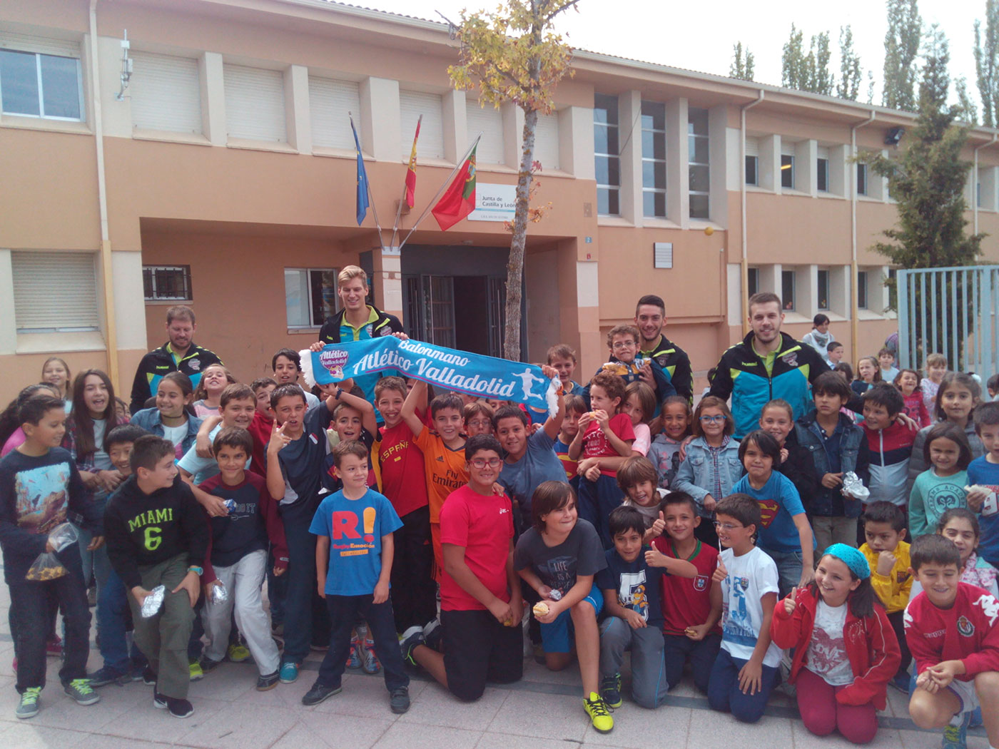 El programa ‘A jugar balonmano!’ impulsado por el Atlético Valladolid Recoletas continúa creciendo este curso con la participación de más de 200 niños | Galería 3 / 5