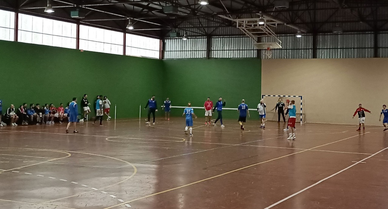 El Atlético Valladolid despide el año con el equipo de balonmano del Centro Penitenciario de Villanubla | Galería 3 / 6