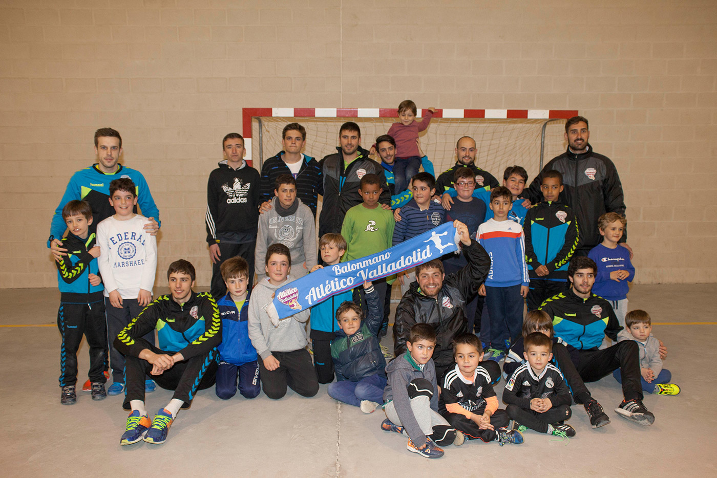 El Atlético Valladolid Recoletas difunde su pasión por el balonmano entre los niños de Fuensaldaña y Cigales | Galería 1 / 2