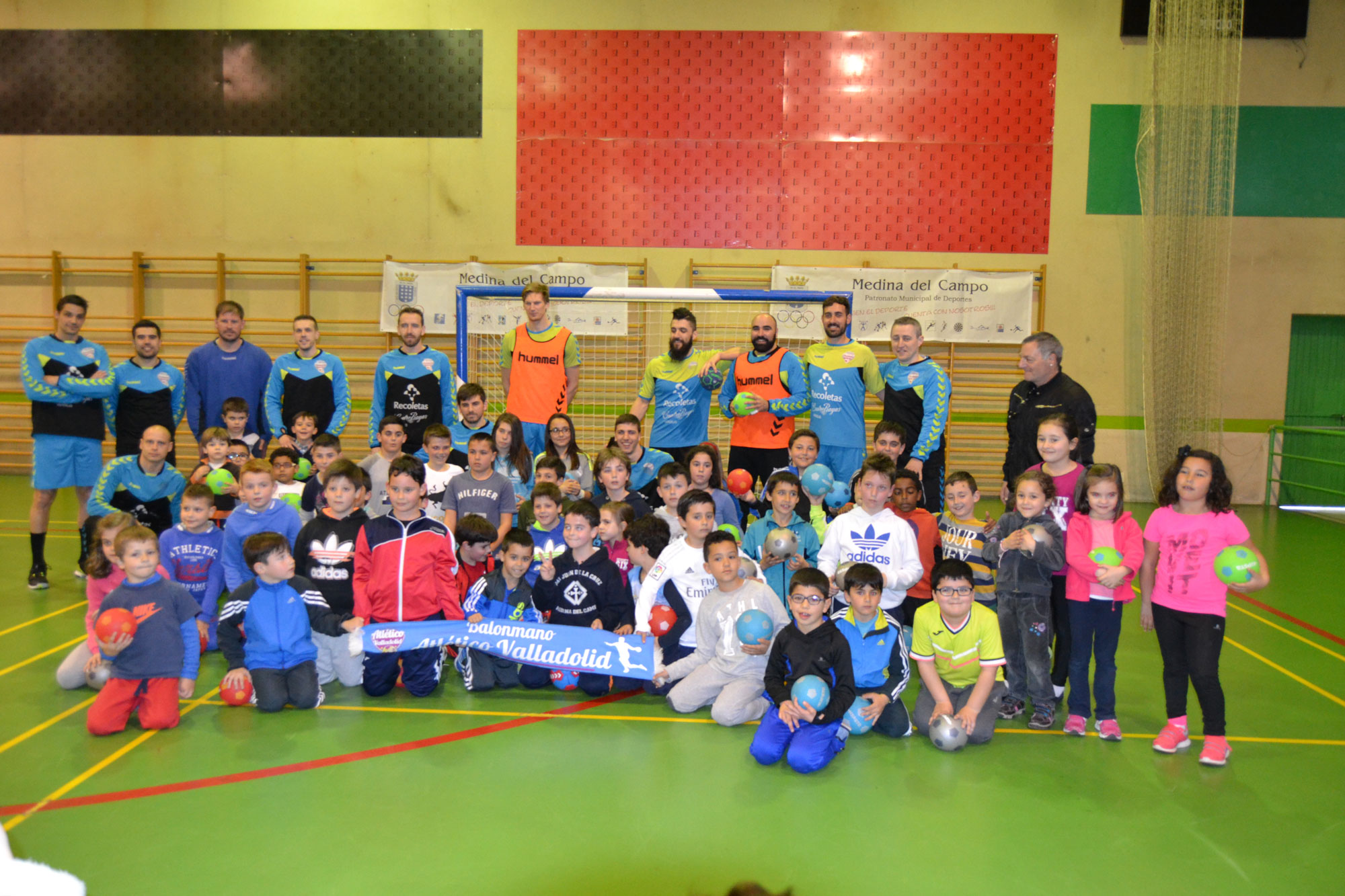 El Atlético Valladolid Recoletas acerca el balonmano a los niños de Medina del Campo | Galería 4 / 11