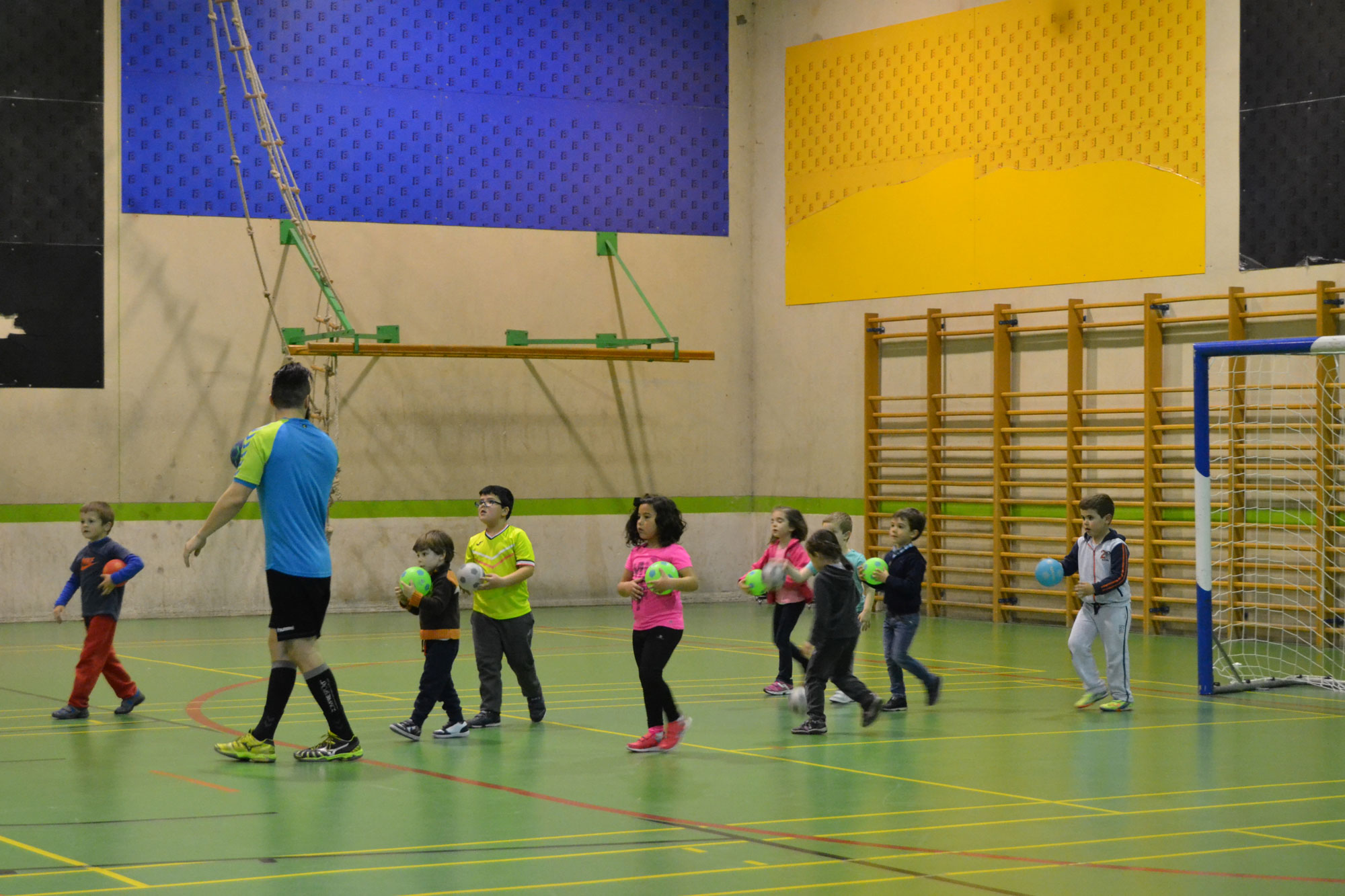 El Atlético Valladolid Recoletas acerca el balonmano a los niños de Medina del Campo | Galería 5 / 11