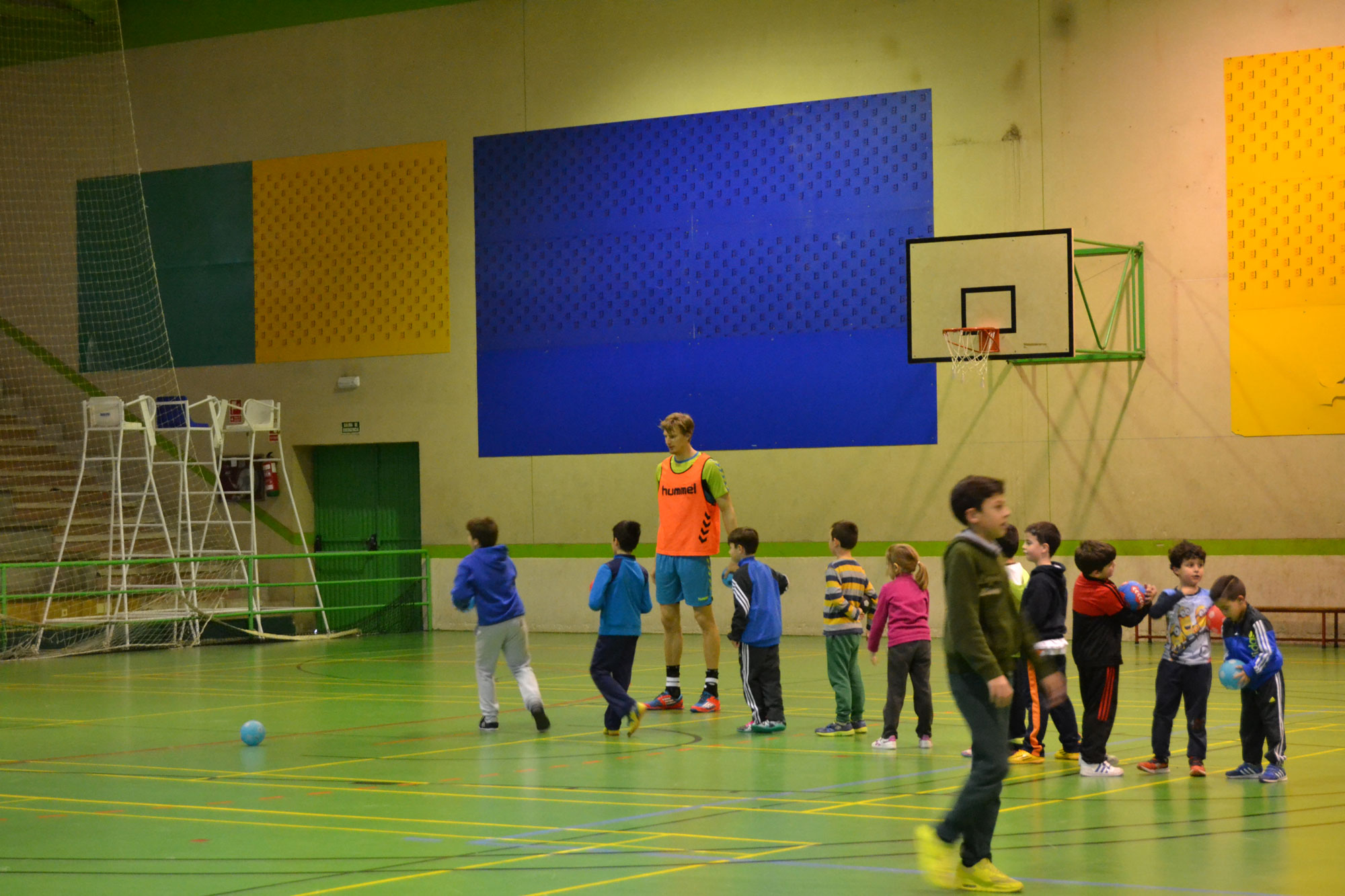 El Atlético Valladolid Recoletas acerca el balonmano a los niños de Medina del Campo | Galería 6 / 11