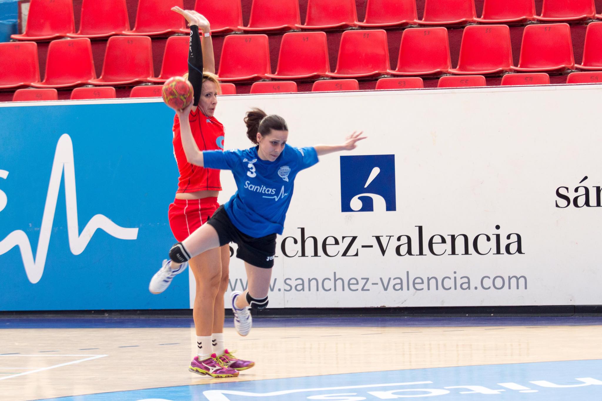 BM Granada y Reino de León se imponen en la tercera edición del Torneo Internacional de Balonmano Veterano de Valladolid | Galería 2 / 8
