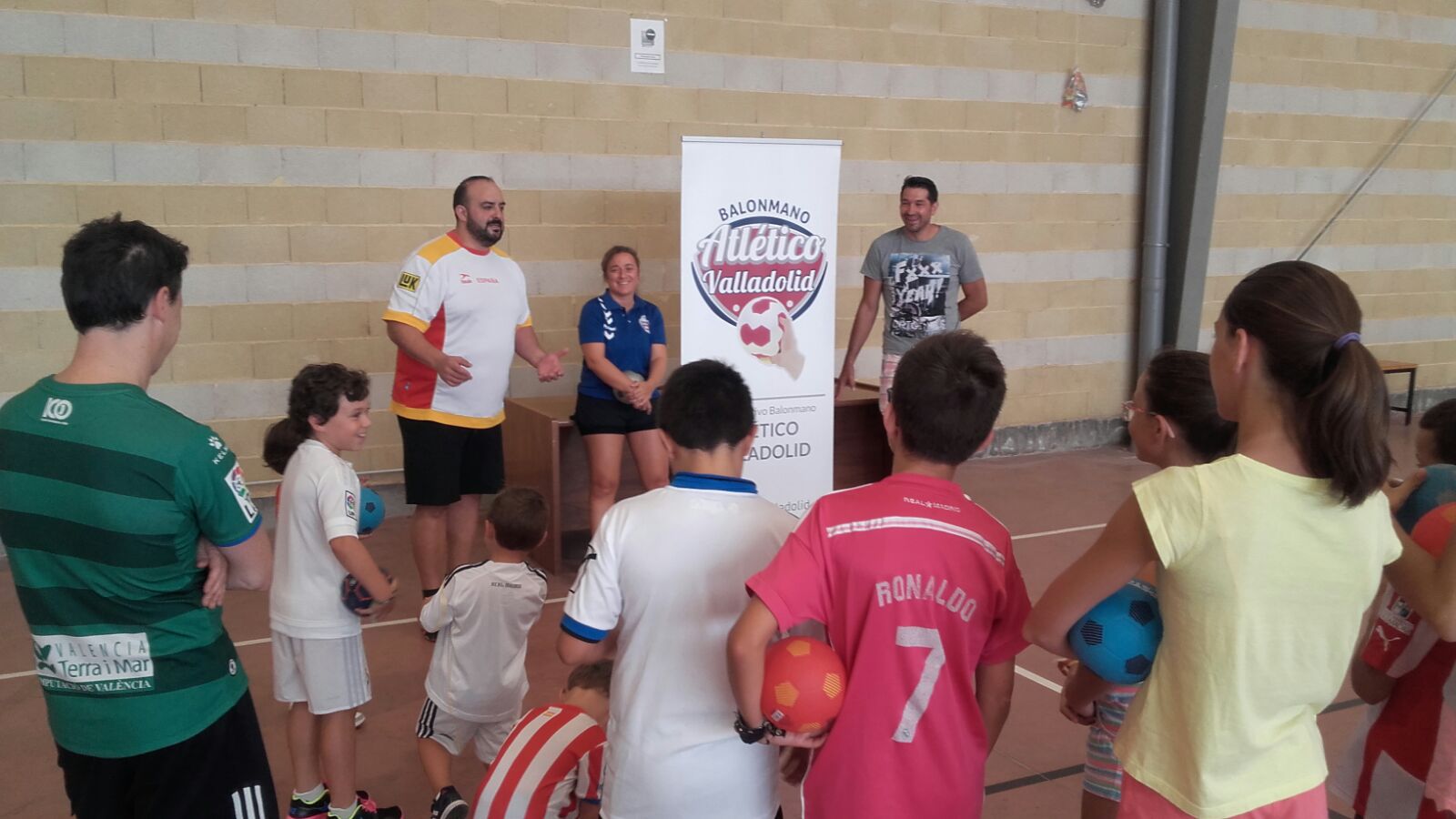 Villabrágima acogió de nuevo la jornada de balonmano del programa A Jugar! del Recoletas Atlético Valladolid | Galería 1 / 3