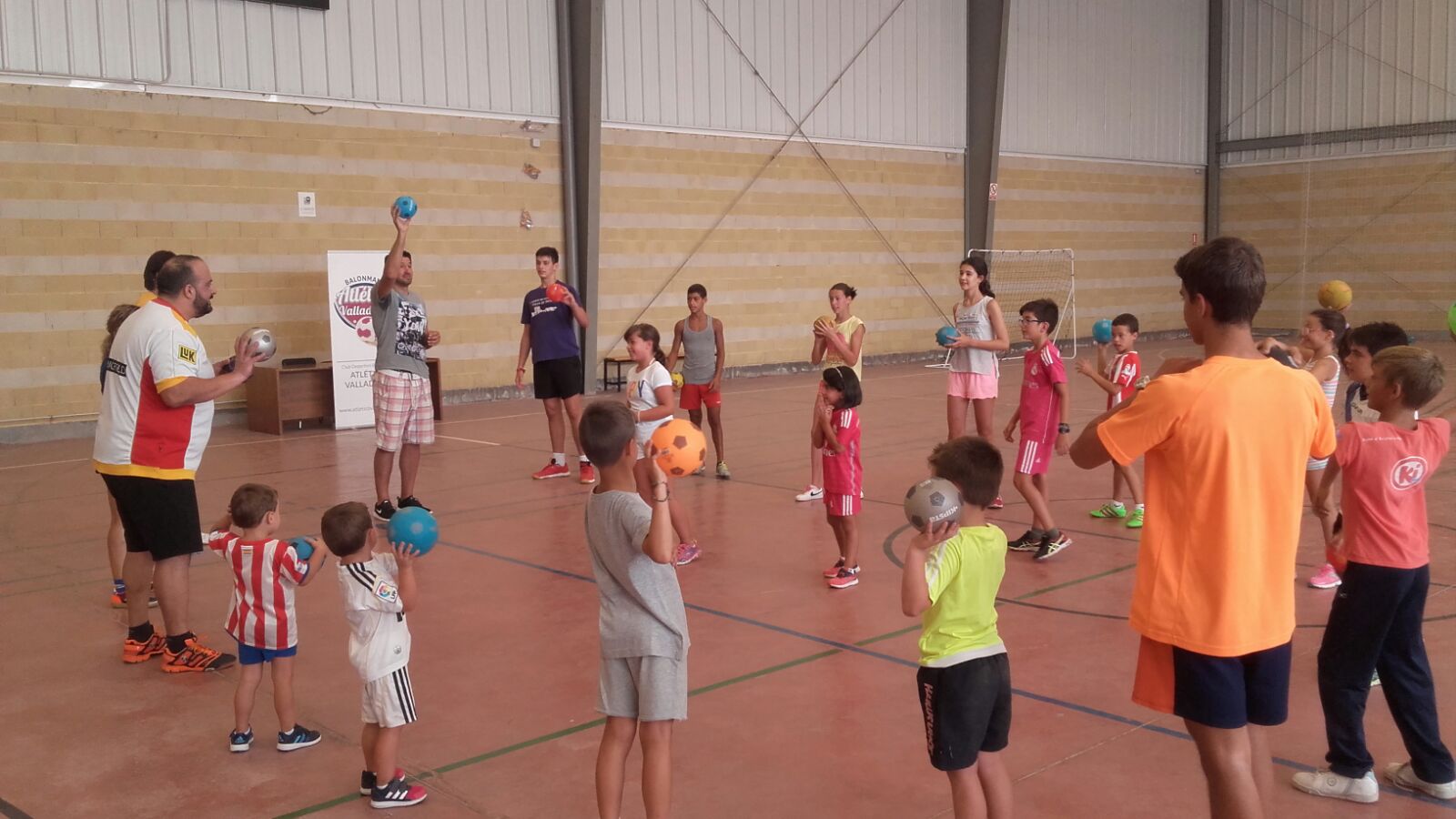 Villabrágima acogió de nuevo la jornada de balonmano del programa A Jugar! del Recoletas Atlético Valladolid | Galería 3 / 3