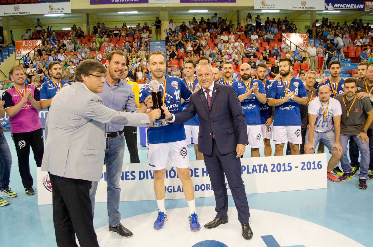 El Recoletas Atlético Valladolid recibe el trofeo de campeón de División de Honor Plata 2015-2016 | Galería 1 / 2