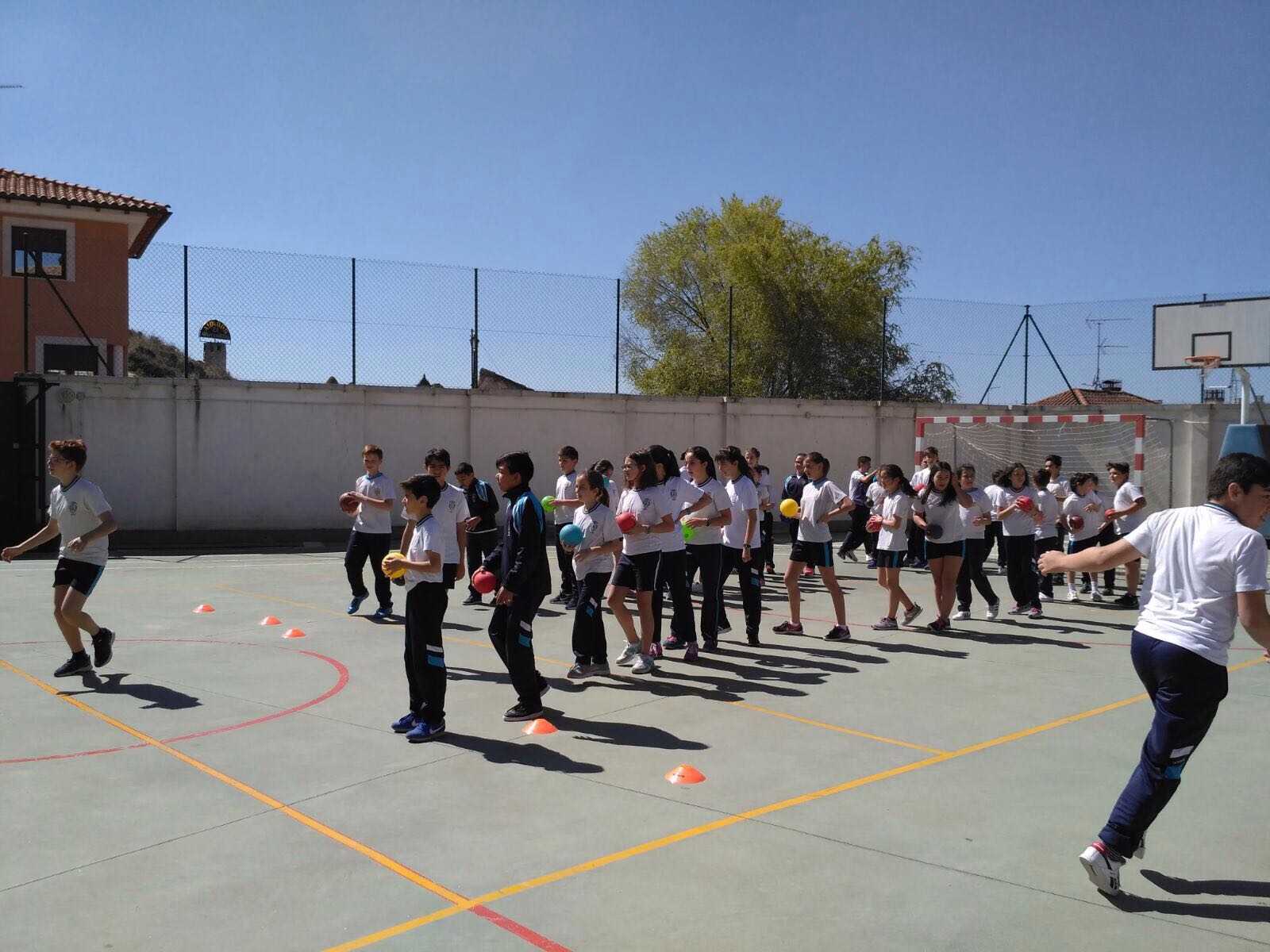Los escolares de Peñafiel también viven el balonmano con el programa A Jugar! | Galería 1 / 6