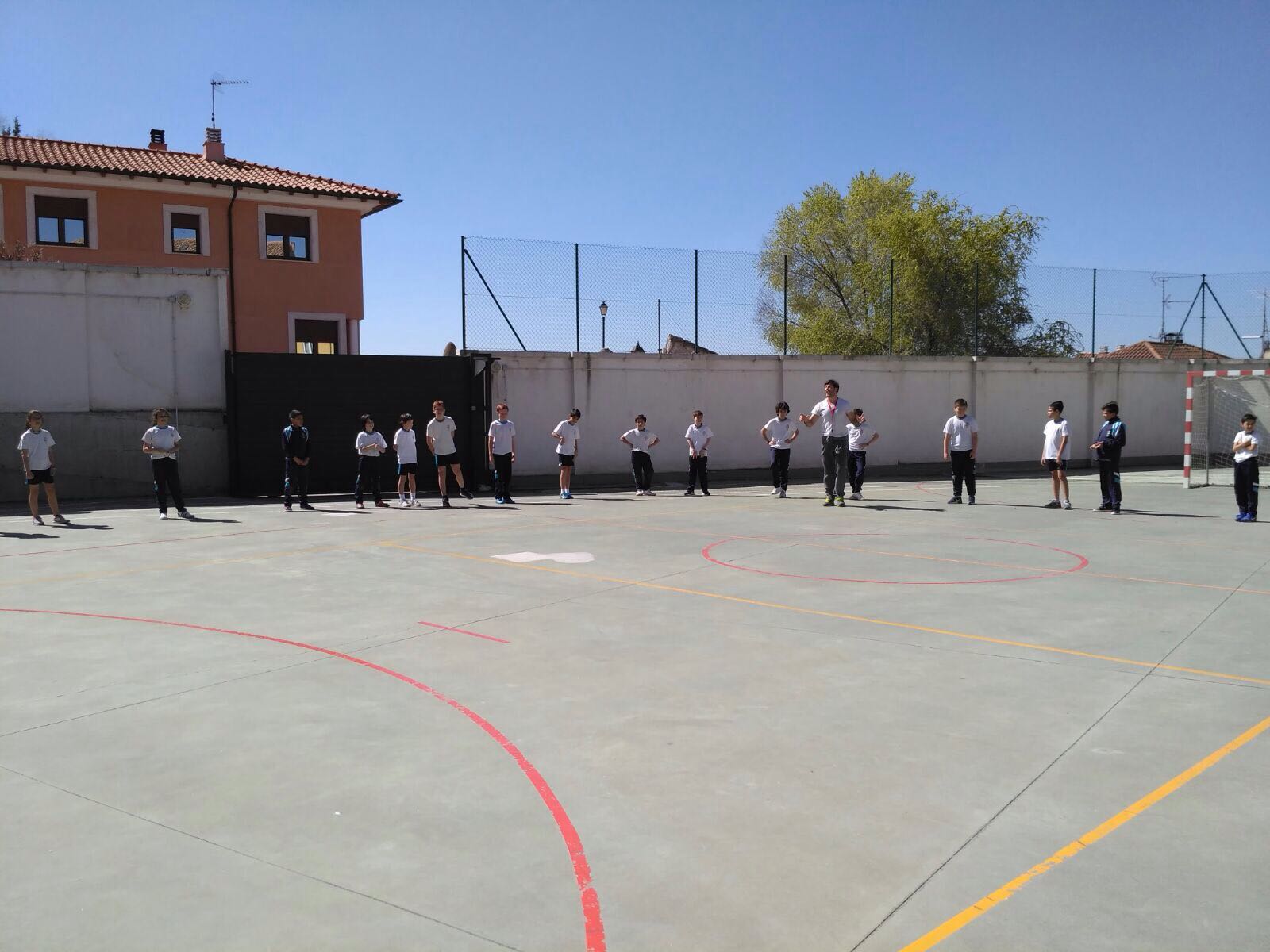 Los escolares de Peñafiel también viven el balonmano con el programa A Jugar! | Galería 2 / 6