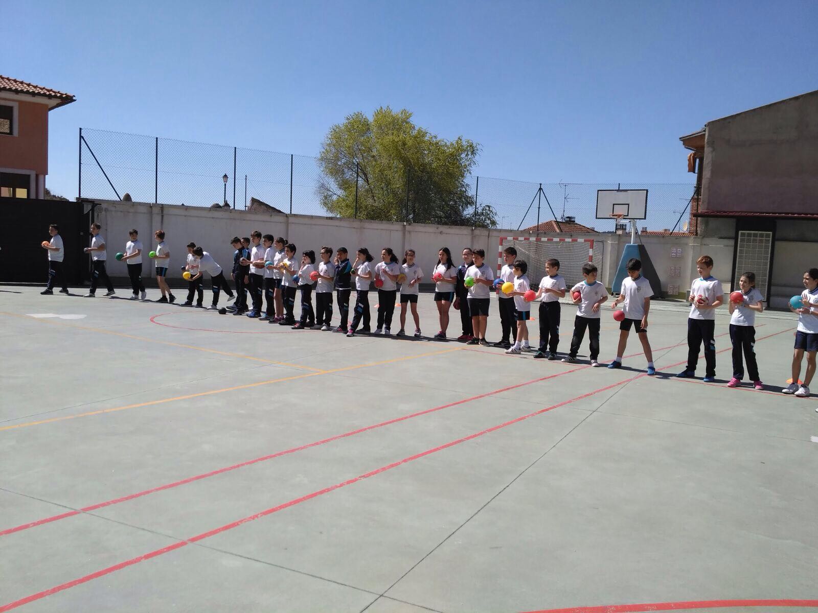 Los escolares de Peñafiel también viven el balonmano con el programa A Jugar! | Galería 3 / 6