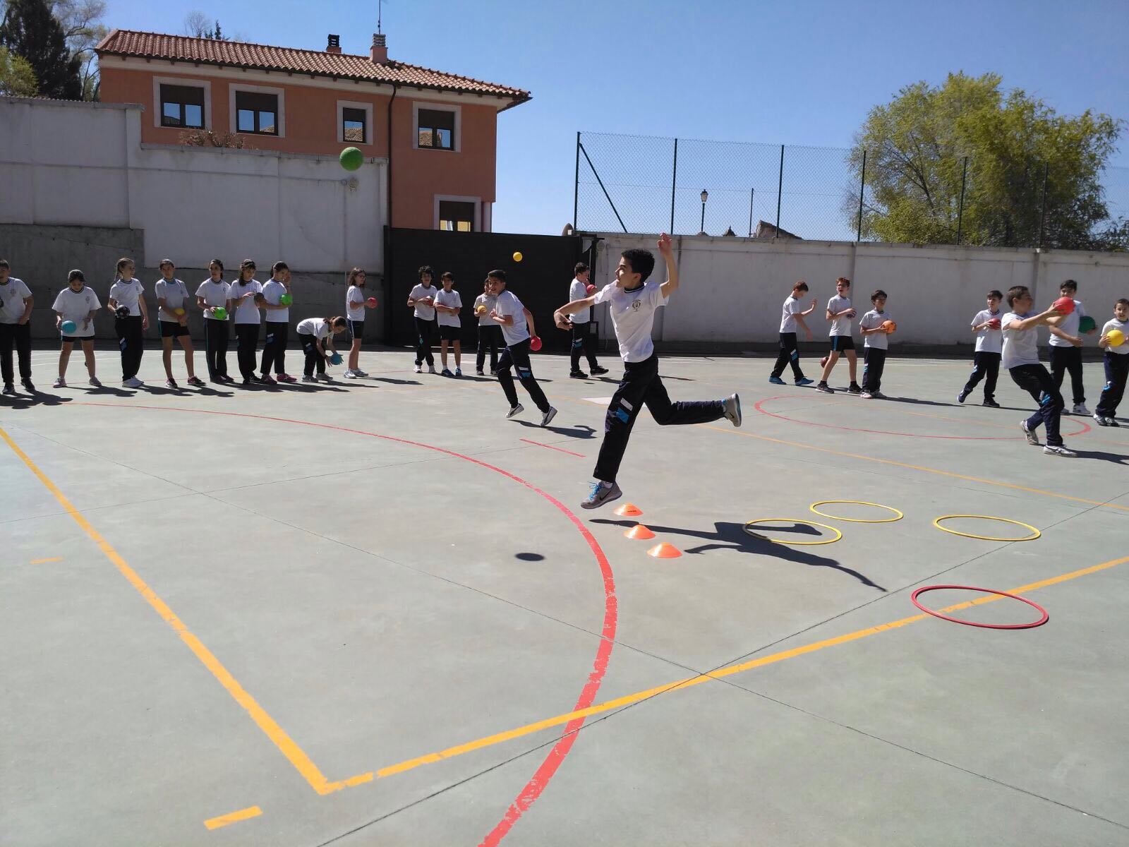 Los escolares de Peñafiel también viven el balonmano con el programa A Jugar! | Galería 6 / 6