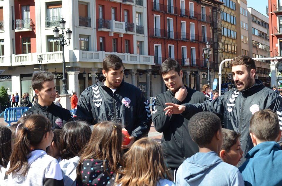 Jugadores del Recoletas Atlético Valladolid se unen al Día Internacional de la Educación Física en la calle | Galería 2 / 8