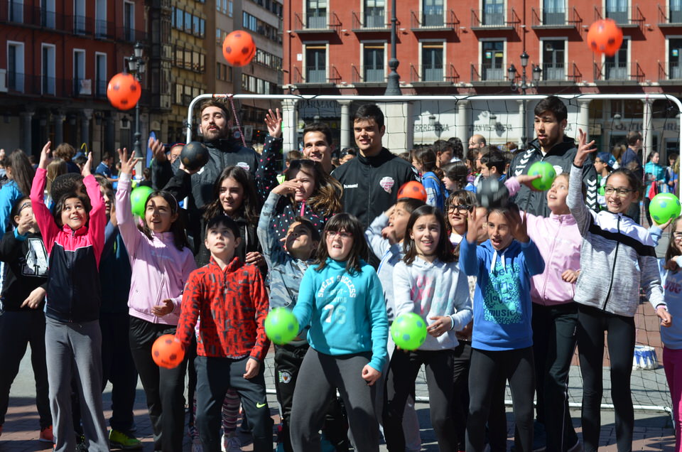Jugadores del Recoletas Atlético Valladolid se unen al Día Internacional de la Educación Física en la calle | Galería 5 / 8