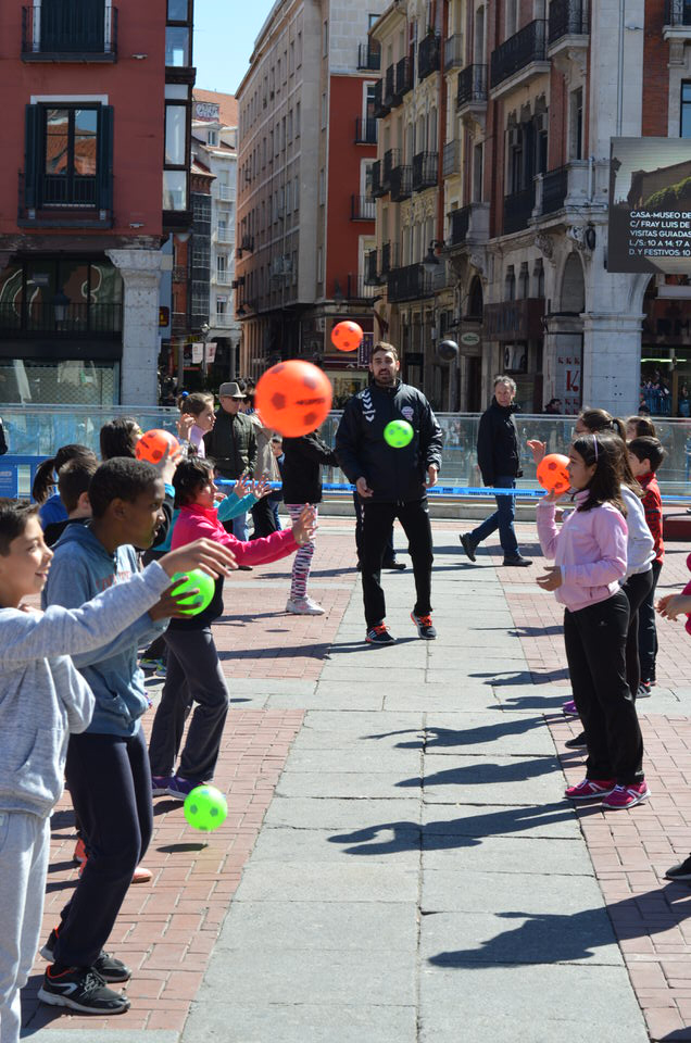 Jugadores del Recoletas Atlético Valladolid se unen al Día Internacional de la Educación Física en la calle | Galería 8 / 8