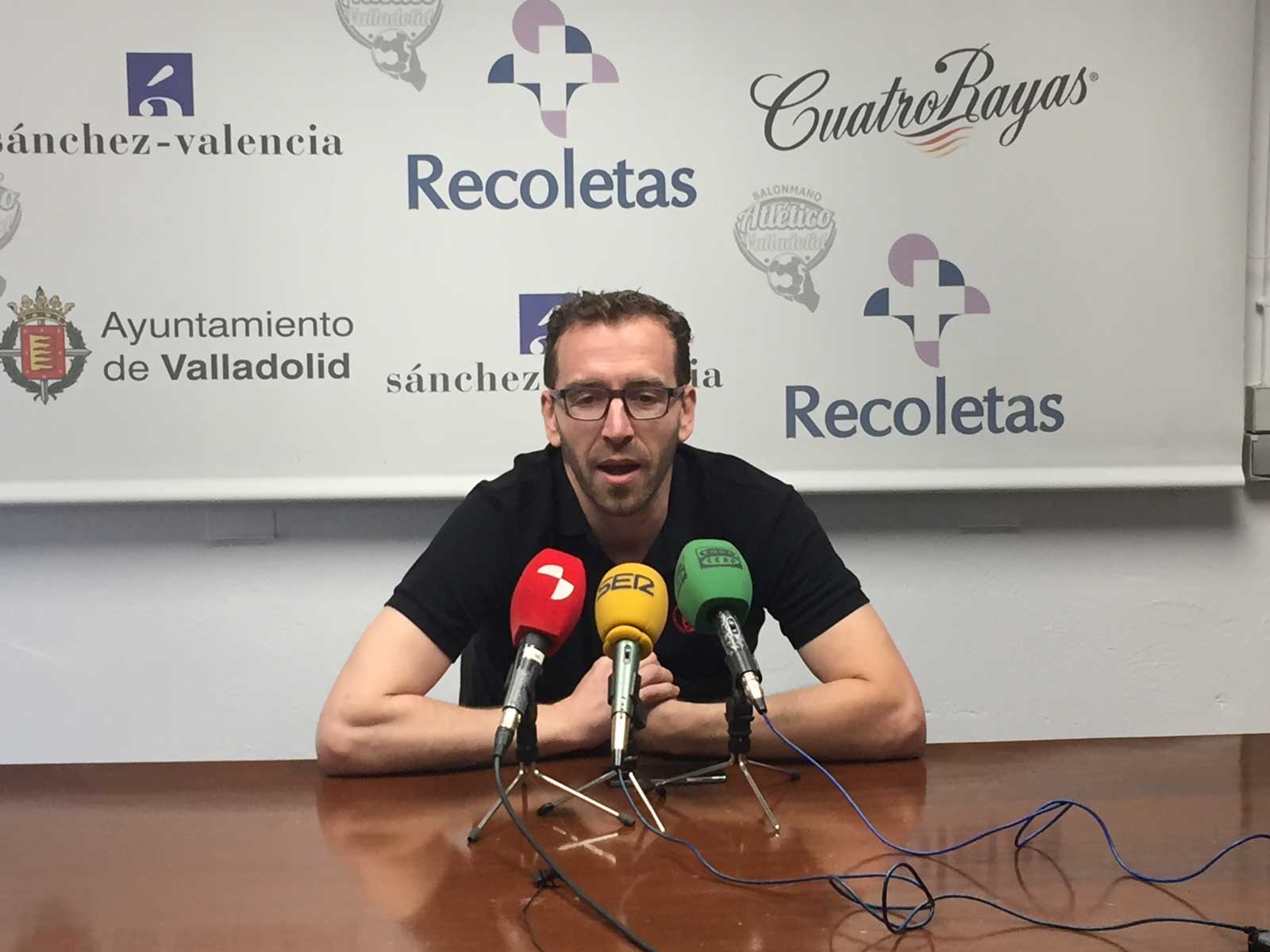 Fernando Hernández, renovado: “Tengo ganas de competir y me divierto jugando al balonmano cada vez que pongo un pie en Huerta del Rey” | Galería 2 / 2