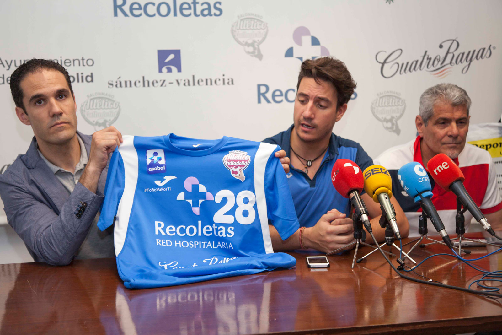 El Recoletas Atlético Valladolid presenta sus nuevas camisetas junto a Joma y Deportes Chema | Galería 4 / 8