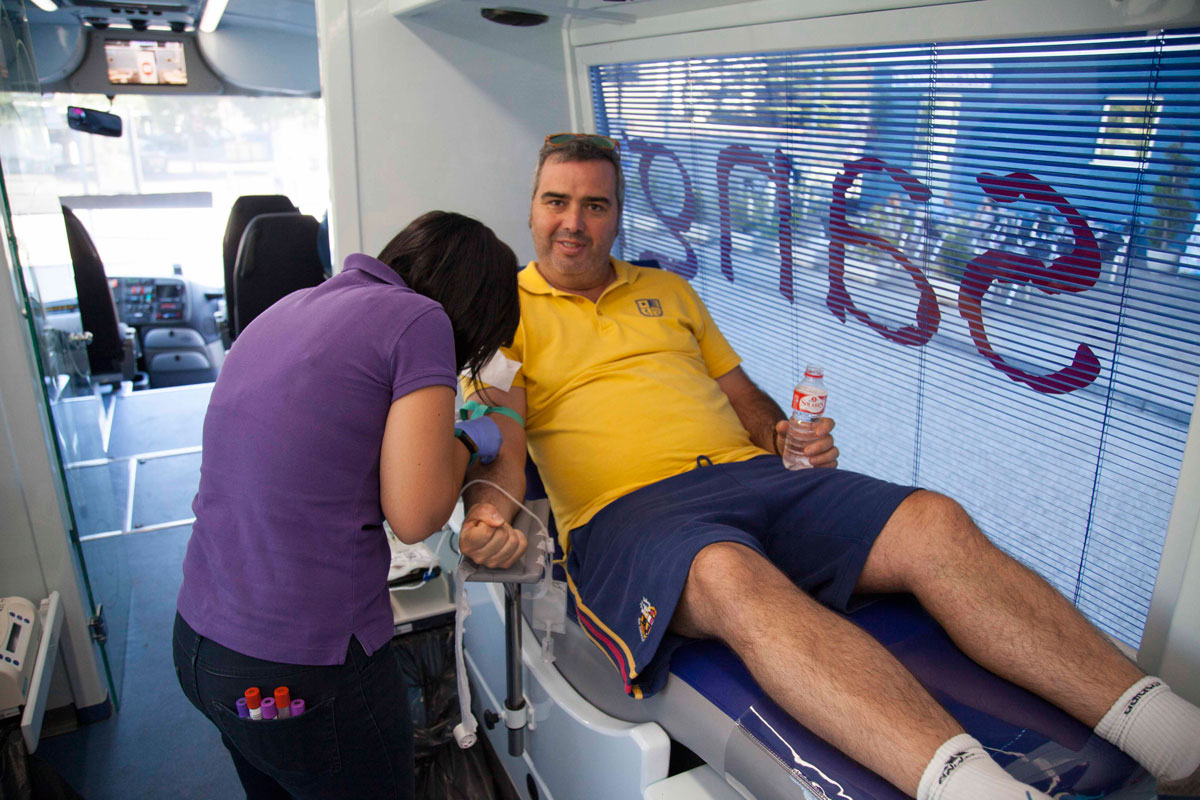 Los aficionados del Recoletas Atlético Valladolid muestran su solidaridad donando sangre | Galería 5 / 10