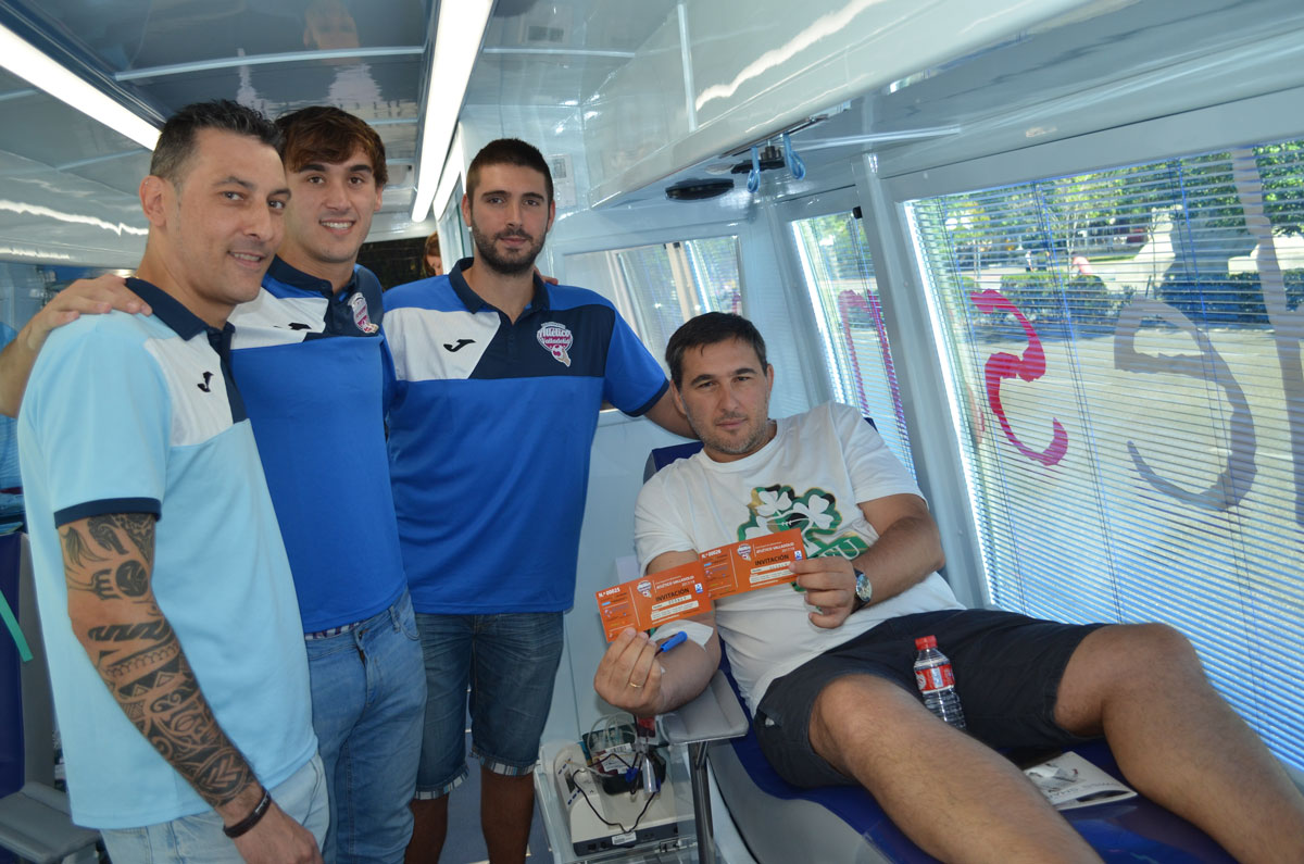 Los aficionados del Recoletas Atlético Valladolid muestran su solidaridad donando sangre | Galería 9 / 10