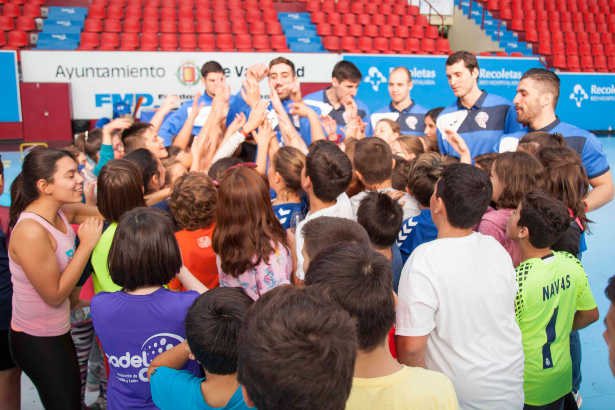 65 escolares disfrutan con la primera sesión de la actividad ‘Siéntete un Gladiador Azul’ | Galería 12 / 28