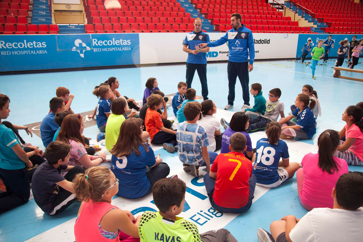 65 escolares disfrutan con la primera sesión de la actividad ‘Siéntete un Gladiador Azul’ | Galería 2 / 28